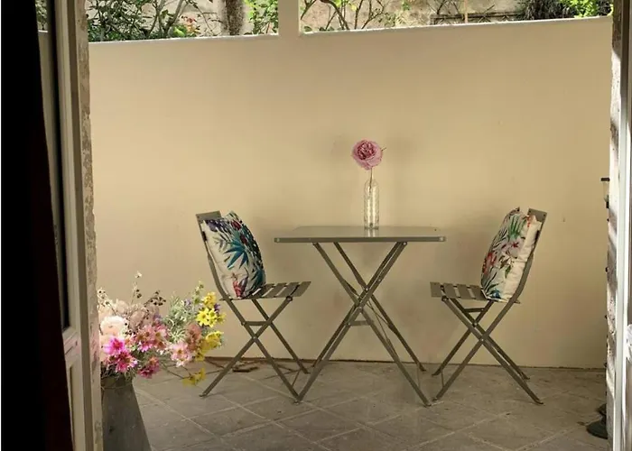 Un Air De Seventies Avec Grande Terrasse